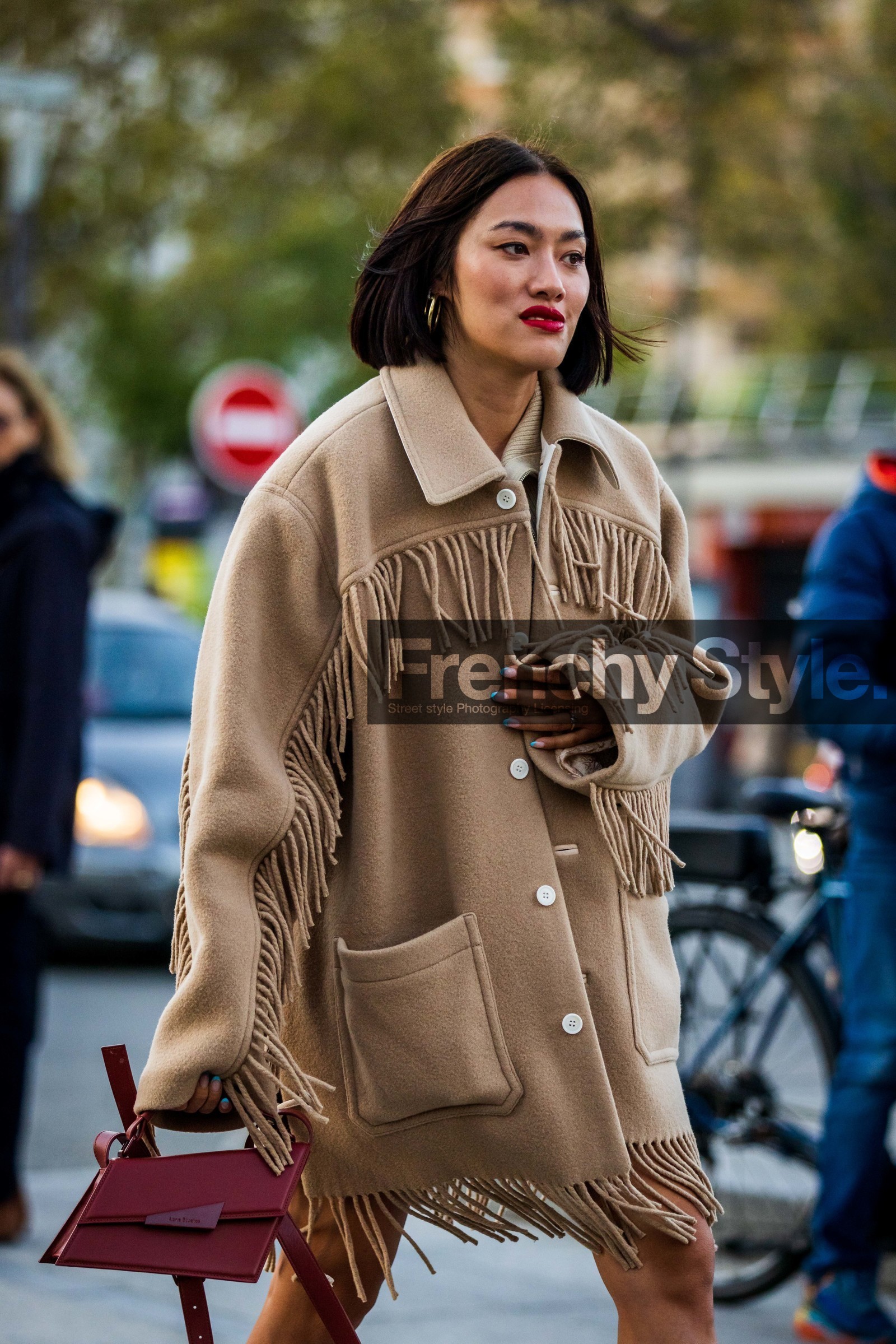 acne studios bag, bag, beige jacket, burgundy bag, fringes jacket, jacket, leather bag, red bag, Tiffany Hsu, street style, jonathan paciullo, FW, frenchystyle, fashion week, PFW, PARIS, SPRING SUMMER 2022, SS 22, vertical, atmosphere details