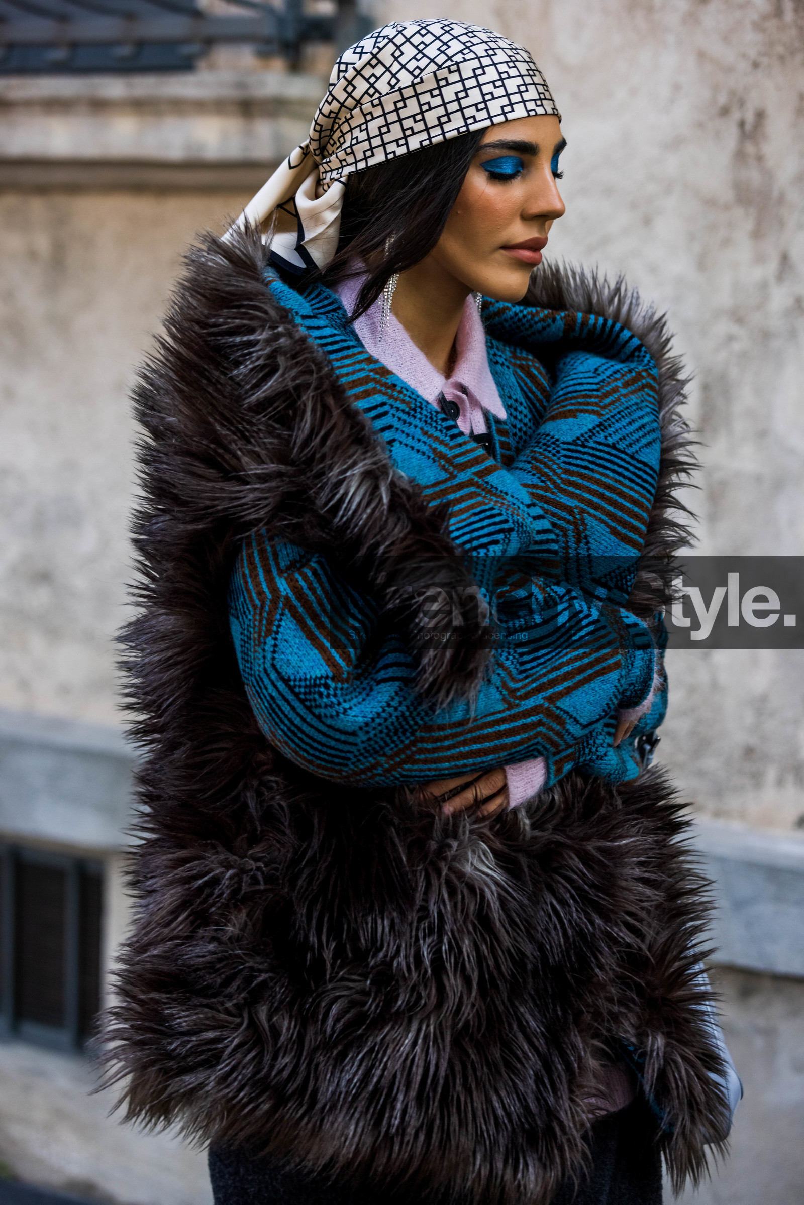 beige scarf, blue coat, blue eyeshadow, blue makeup, fur coat, grey coat, grey fur, pink knit, pink polo, prada look, print, printed coat, printed scarf, scarf, silk scarf, strass, strass earrings, fashion week, frenchystyle, FW, jonathan paciullo, street style, SPRING SUMMER 2022, SS 22, MFW, MILAN, vertical, atmosphere details