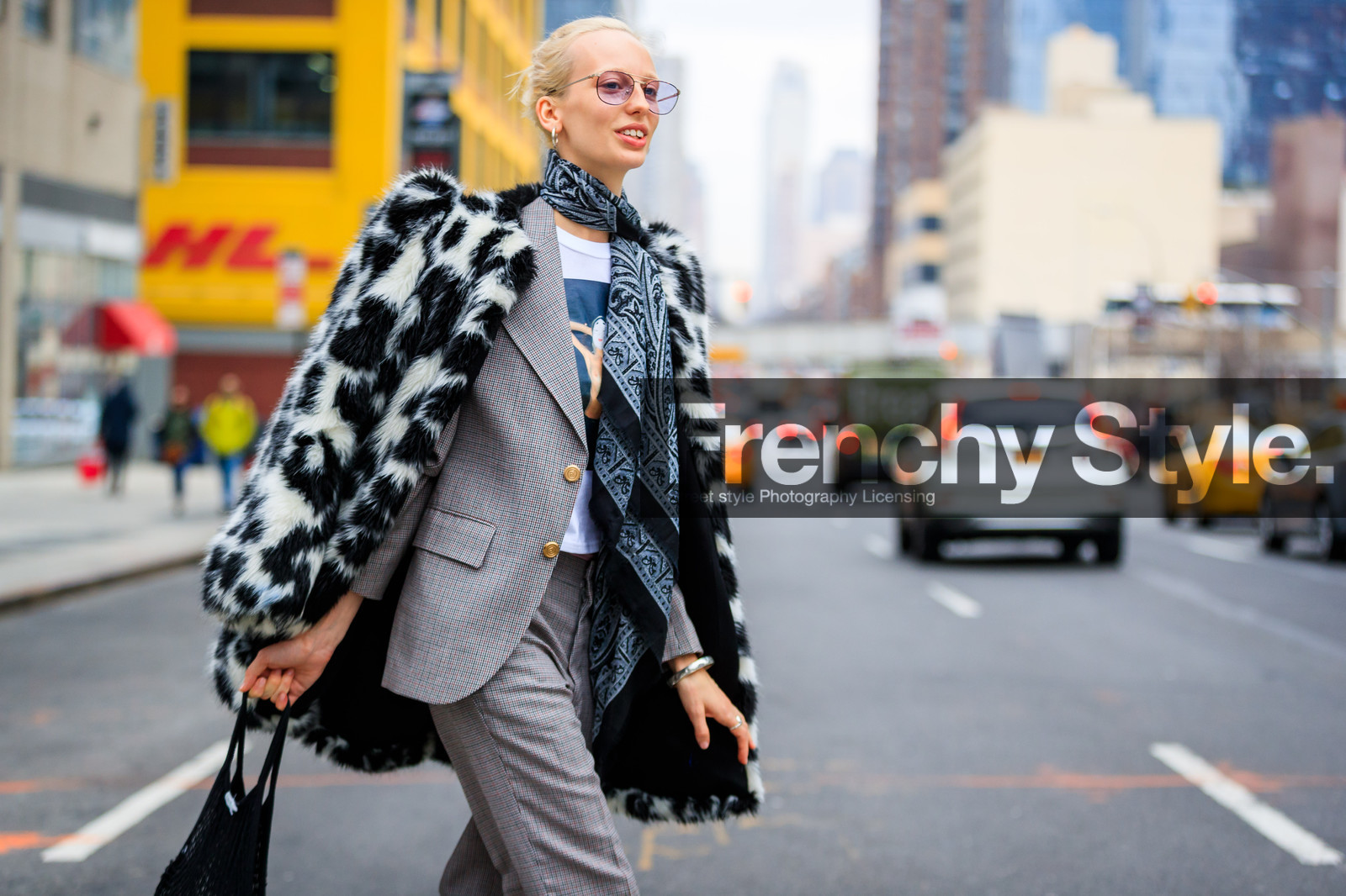 black and white, black bag, blazer, fur jacket, graphic jacket, graphic suit, grey jacket, grey pants, grey suit, leather bag, over the shoulder, printed jacket, printed scarf, printed suit, trousers, white t shirt, street style, jonathan paciullo, FW, frenchystyle, fashion week, NYFW, NEW YORK, AUTUMN WINTER 2018-2019, AW 18-19, FALL WINTER 2018-2019, FW 18-19, atmosphere details, horizontal, detail, model, lili sumner