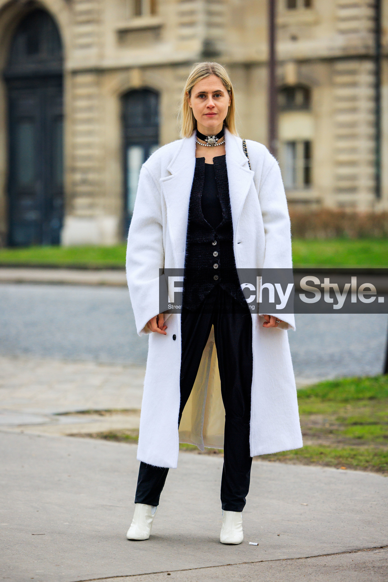 blond hair, black choker, pearl choker, white coat, black top, buttoned top, corset, black pants, white boots, fashion week, frenchystyle, FW, jonathan paciullo, street style, PARIS, PFW, SPRING SUMMER 2022, SS 22, full length, vertical, linda tol