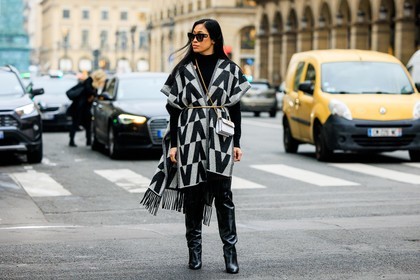 black sunglasses, crossbody bag, white bag, golden belt, knitted cape, printed poncho, knitwear, black top, knitted top, black boots, heeled boots, fashion week, frenchystyle, FW, jonathan paciullo, street style, PARIS, PFW, SPRING SUMMER 2022, SS 22, full length