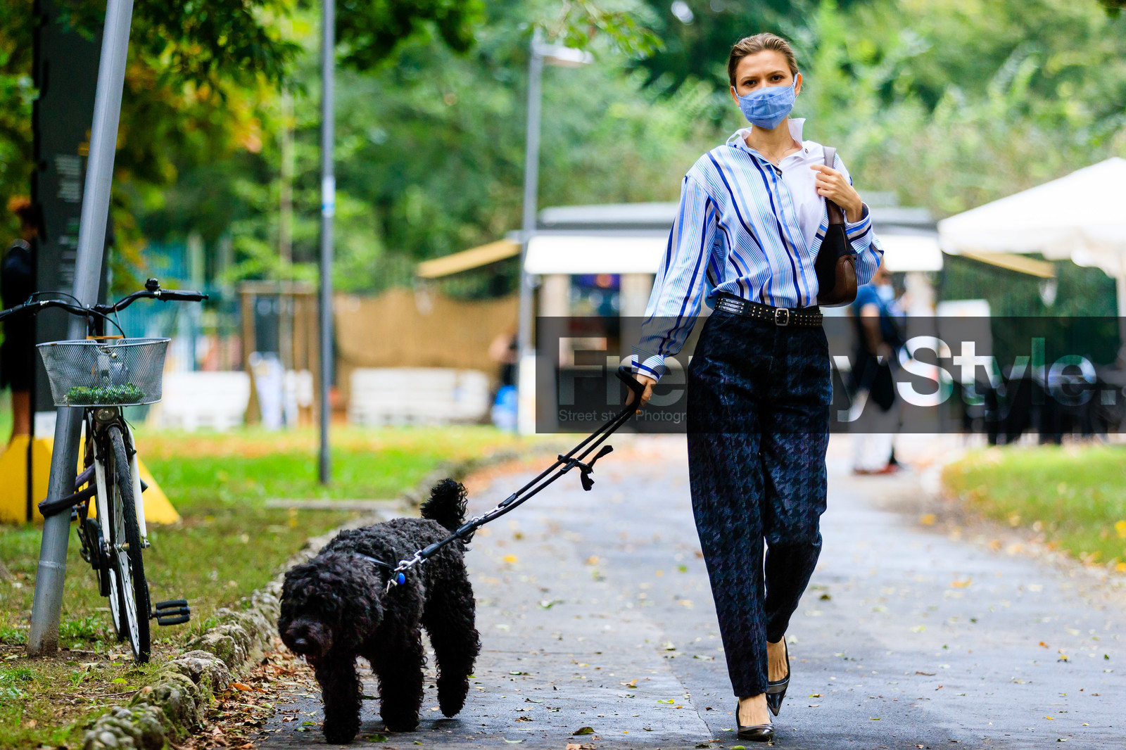 blue shirt, white shirt, striped shirt, houndstooth printed pants, houndstooth printed jeans, black jeans, black bag, camel leather bag, shoulder bag, beige shirt, carrot pants, slouchy jeans, studs belt, black leather belt, dog, covid face mask, street style, jonathan paciullo, FW, frenchystyle, fashion week, MFW, MILAN, SPRING SUMMER 2021, SS 21, horizontal, atmosphere details, full length