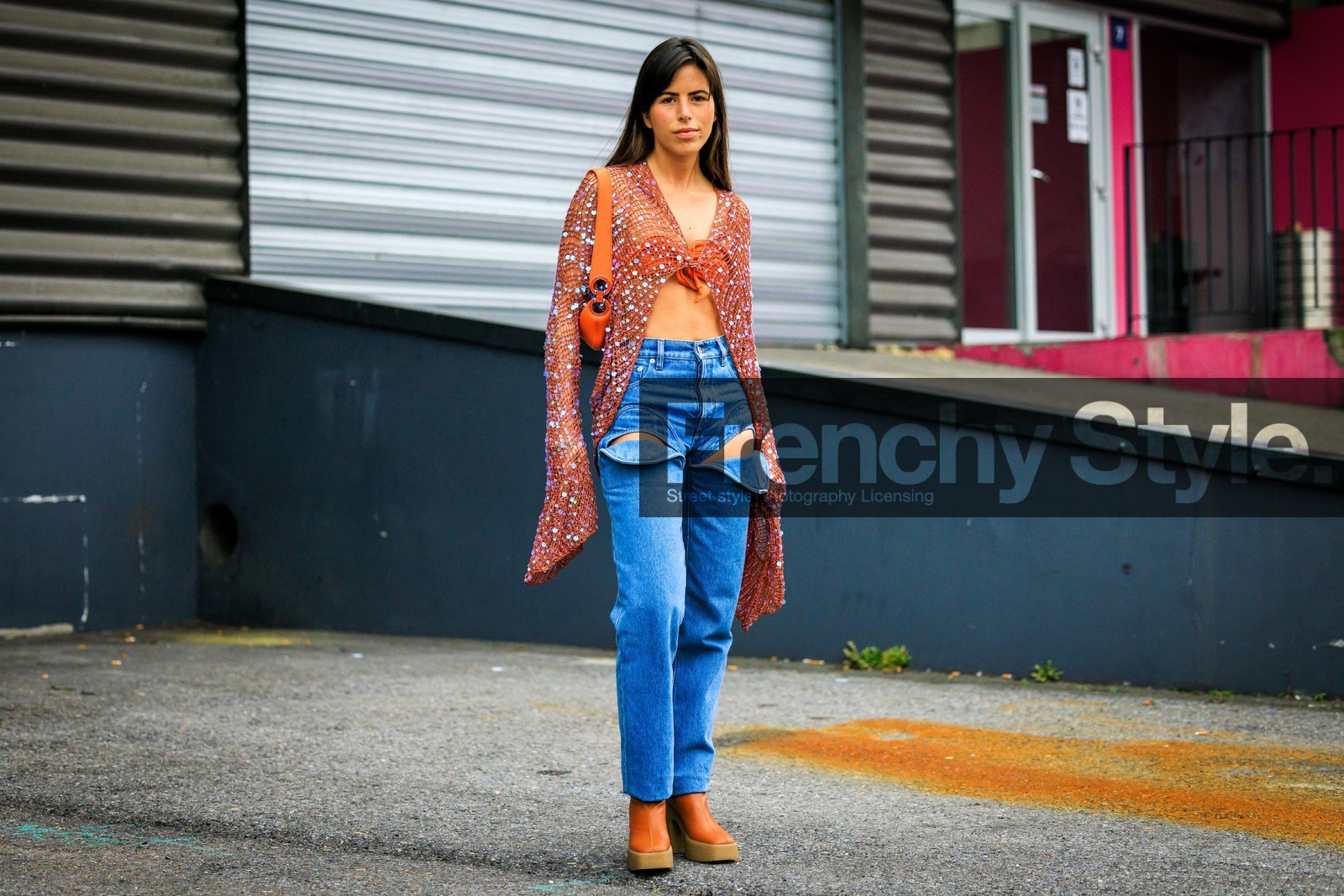 fishnet top, orange top, orange bra, sparkling top, orange handbag, cutout jeans, orange boots, platform boots, coperni, nina urgell cloquell, street style, jonathan paciullo, FW, frenchystyle, fashion week, AUTUMN WINTER 2022-2023, FALL WINTER 2022_2023, FW 22-23, PFW, PARIS, horizontal, atmosphere details, full length