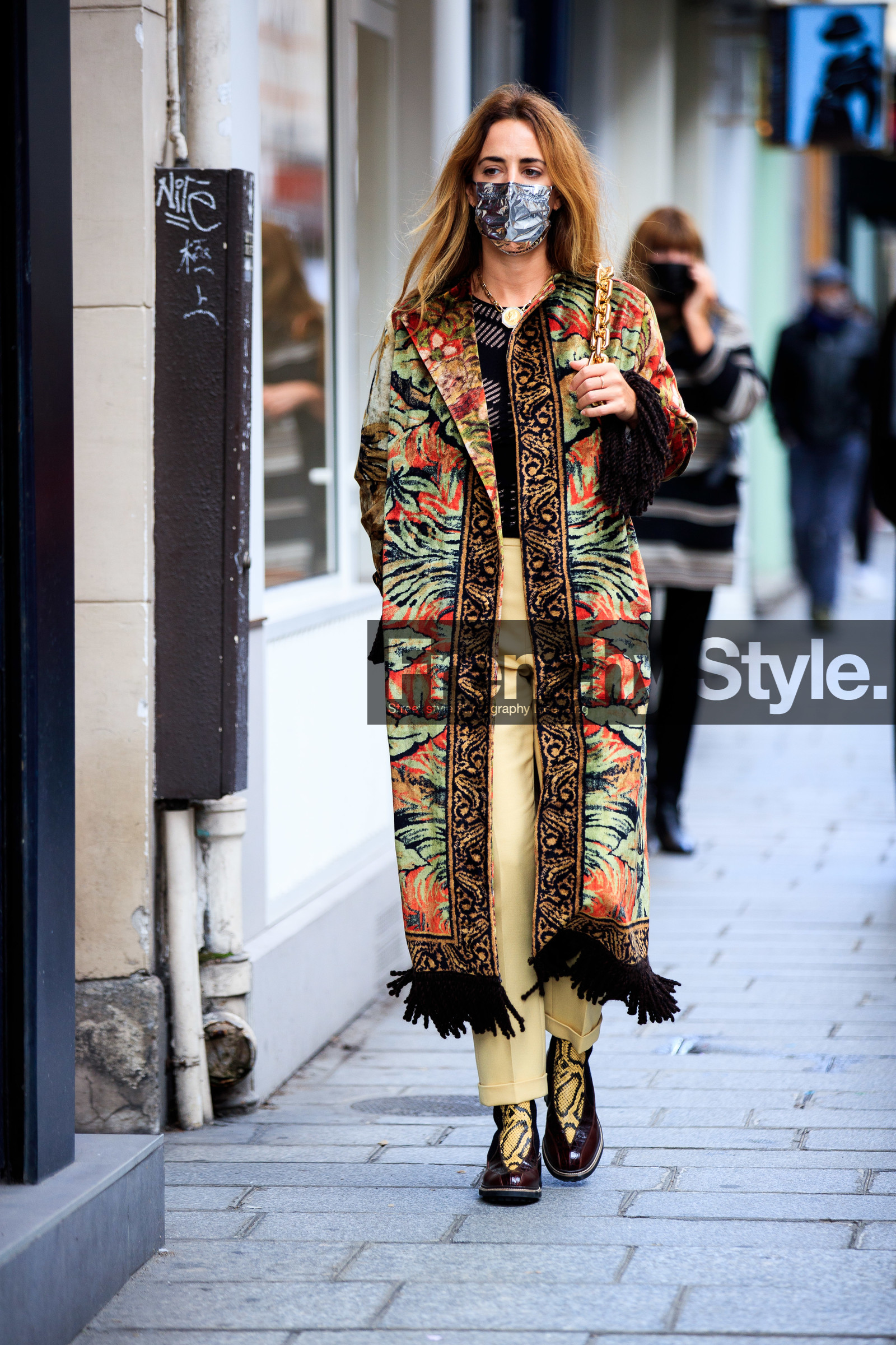 alexia niedzielski, floral printed coat, floral printed jacket, red coat, red jacket, green coat, green jacket, velvet coat, velvet jacket, golden necklace, medal necklace, fringe coat, fringe jacket, long coat, long jacket, covid face mask, PARIS, PFW, fashion week, frenchystyle, FW, jonathan paciullo, street style, SPRING SUMMER 2021, SS 21, vertical, full length