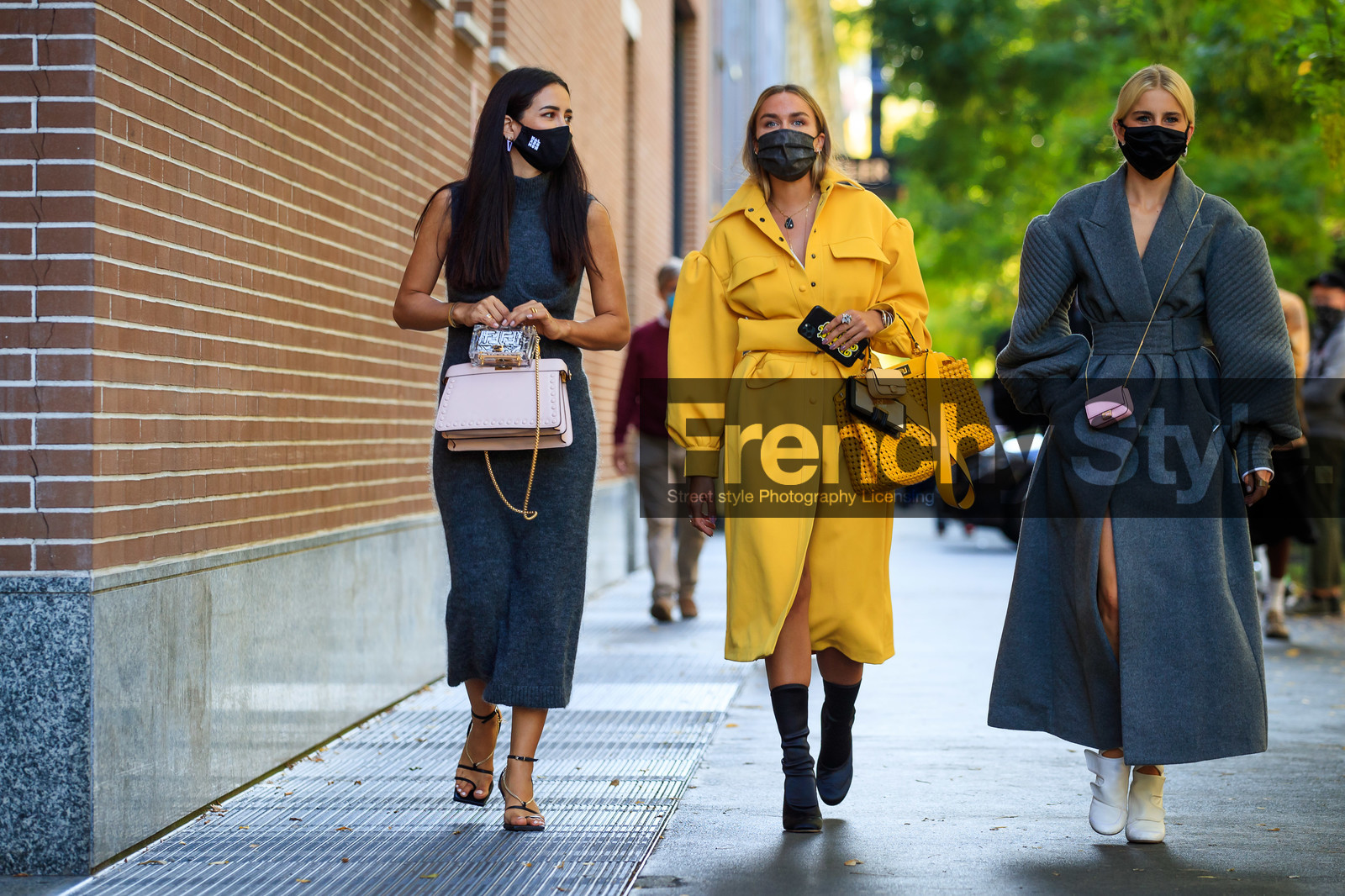 grey dress, long dress, sleeveless dress, high collar dress, knit dress, knitwear, light pink bag, nude bag, fendi bag, plastic bag, sheer bag, peekaboo bag, hand bag, light pink gloves, leather bag, leather gloves, golden strap bag, golden rings, multi bag, golden sandals, yellow dress, yellow jacket, jacket dress, long dress, belted dress, belted jacket, long sleeves dress, dress shirt, yellow bag, yellow leather bag, fendi bag, openwork bag, peekaboo bag, multi bag, hand bag, black boots, high boots, high heels boots, fendi boots, golden necklace, long necklace, stone necklace, fendi look, fendi dressblack leather sandals, golden chain sandals, multi straps sandals, grey coat, grey dress, dress coat, belted coat, belted dress, long coat, crossbody bag, light pink bag, light pink leather bag, mini bag, fendi bag, fendi coat, fendi boots, diamond earrings, round shape earrings, celine earrings, golden chain strap bag, white leather boots, oversize shoulder, covid face mask, tamara kalinic, nina suess, caro daur, fashion week, frenchystyle, FW, jonathan paciullo, street style, MFW, MILAN, SPRING SUMMER 2021, SS 21, horizontal, atmosphere details, full length