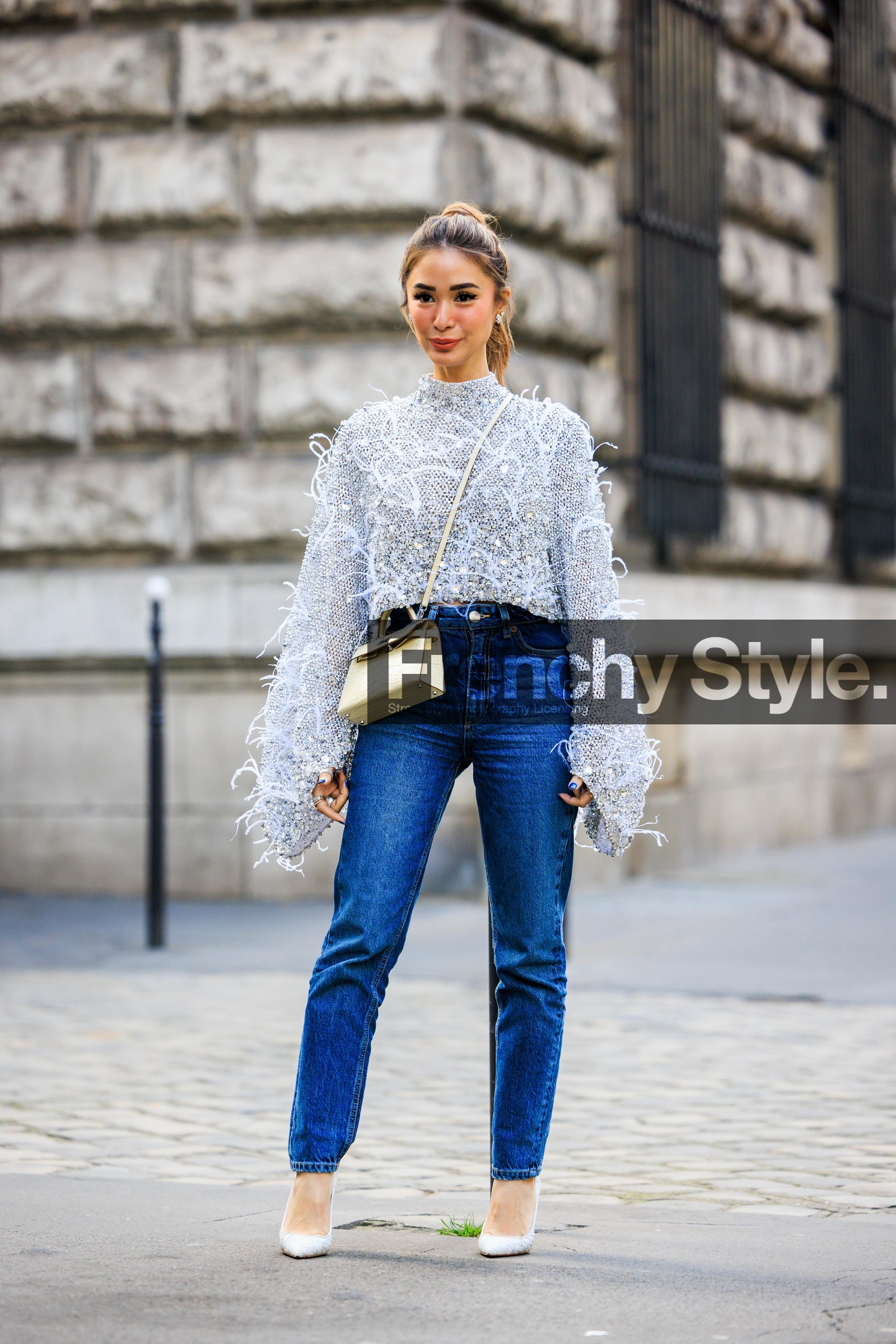 feather top, sequins top, silver top, crossbody bag, cream bag, hermes bag, mini birkin bag, skinny jeans, white heels, heart evangelista, street style, jonathan paciullo, FW, frenchystyle, fashion week, AUTUMN WINTER 2022-2023, FALL WINTER 2022_2023, FW 22-23, PFW, PARIS, full length, vertical