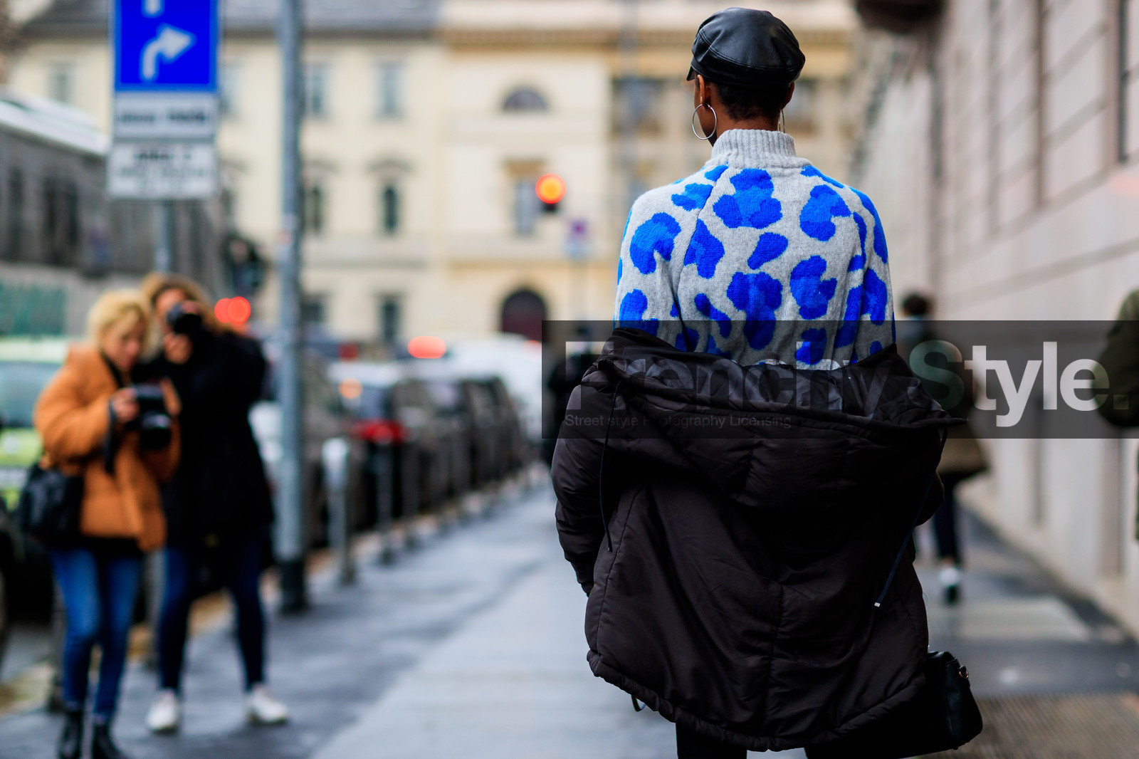 black hat, black jacket, blue sweater, down jacket, graphic sweater, off the shoulder, printed sweater, fashion week, frenchystyle, FW, jonathan paciullo, street style, MFW, MILAN, AUTUMN WINTER 2018-2019, FALL WINTER 2018-2019, FW 18-19, horizontal, atmosphere details, model