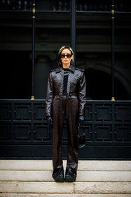 total black look, black jumpsuit, leather jumpstui, black boots, mini bag, leather look, black sunglasses, prada bag, alexandra guerain, street style, jonathan paciullo, FW, frenchystyle, fashion week, AUTUMN WINTER 2022-2023, FALL WINTER 2022_2023, FW 22-23, PFW, PARIS, full length, vertical
