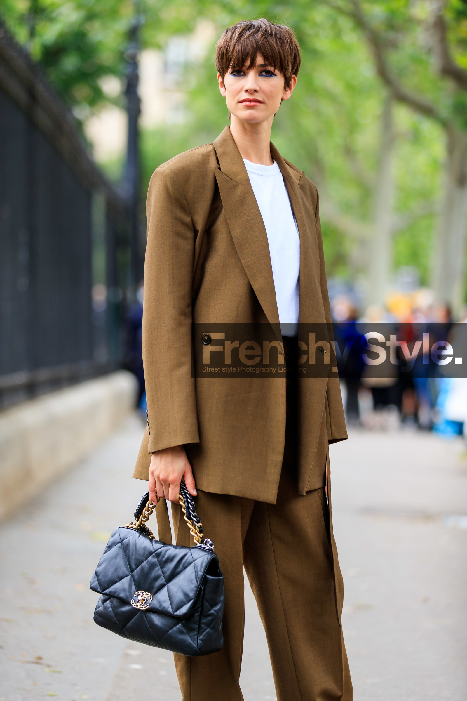 black leather bag, quilted bag, chanel bag, chain strap bag, big chain strap bag, golden chain strap bag, silvered chain strap bag, shoulder bag, brown jacket, make up, make up details, hair details, haircut, blue eyeliner, loose jacket, beauty details, beauty, fashion week, frenchystyle, FW, jonathan paciullo, street style, PFW, PARIS, AUTUMN WINTER 2021-2022, FALL WINTER 2021-2022, FW 21-22, vertical, full length, model