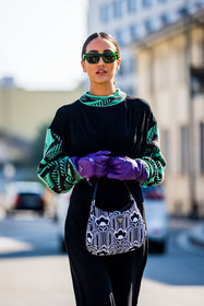bicolor bag, color, glooves, prada glooves, prada look, printed bag, printed top, purple glooves, Tamara Kalinic, sunglasses, fluid jumpsuit, black jumpsuit, jumpsuit, fashion week, frenchystyle, FW, jonathan paciullo, street style, SPRING SUMMER 2022, SS 22, MFW, MILAN, vertical, atmosphere details