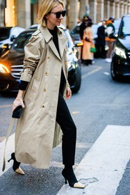 black sunglasses, classic trench, buttoned trench, black pants, dual toned stilletos, black stilletos, heels, black sweater, lisa aiken, fashion week, frenchystyle, FW, jonathan paciullo, street style, AUTUMN WINTER 2022-2023, FALL WINTER 2022_2023, FW 22-23, PFW, PARIS, vertical, full length