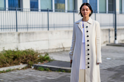 irene kim, kim jones, white trench coat, white jacket, white dress, white pants, white pullover, asymetrical dress, asymetrical pullover, long jacket, golden earrings, golden necklace, multi necklace, big chain necklace, dangling earrings, pearl necklace, fashion week, frenchystyle, FW, jonathan paciullo, street style, MFW, MILAN, AUTUMN WINTER 2020-2021, FALL WINTER 2020-2021, FW 20-21, horizontal, atmosphere details, detail