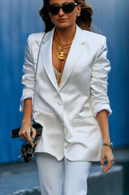 white jacket, white pants, white suits, long necklace, big chain necklace, golden necklace, chanel necklace, paco rabanne bag, sequins bag, metalic bag, metal bag, silvered bag, tom ford sunglasses, butterfly sunglasses, aviator sunglasses, rolex watch, silvered watch, golden watch, low necked jacket, fashion week, frenchystyle, FW, jonathan paciullo, street style, AUTUMN WINTER 2020-2021, FALL WINTER 2020-2021, FW 20-21, vertical, atmosphere details, detail, NYFW, NEW YORK