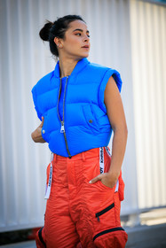 puffed sleveless vest, sleeveless blue vest, sporty look, red cargo pants, flared pants, chunky sneakers, closup, earcuffs, fashion week, frenchystyle, FW, jonathan paciullo, street style, MFW, MILAN, FALL WINTER 2022_2023, AUTUMN WINTER 2022-2023, FW 22-23, vertical, atmosphere details