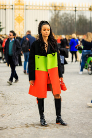 multicolor look, orange eyshadows, 70S look, black boots, orange bag, dior bag, lady dior bag, dior, striped coat, stripes dress, mini dress, orange coat, fluo green coat, beige and orange dress, fashion week, frenchystyle, FW, jonathan paciullo, street style, AUTUMN WINTER 2022-2023, FALL WINTER 2022_2023, FW 22-23, PFW, PARIS, vertical, full length