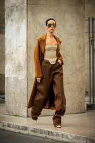 big sunglasses, beige corset, corset top, camel trench, denim trench coat, stud earrings, brown trousers, baggy pants, transparent shoes, earthy colors, alexandra guerain, fashion week, frenchystyle, FW, jonathan paciullo, street style, AUTUMN WINTER 2022-2023, FALL WINTER 2022_2023, FW 22-23, PFW, PARIS, vertical, full length