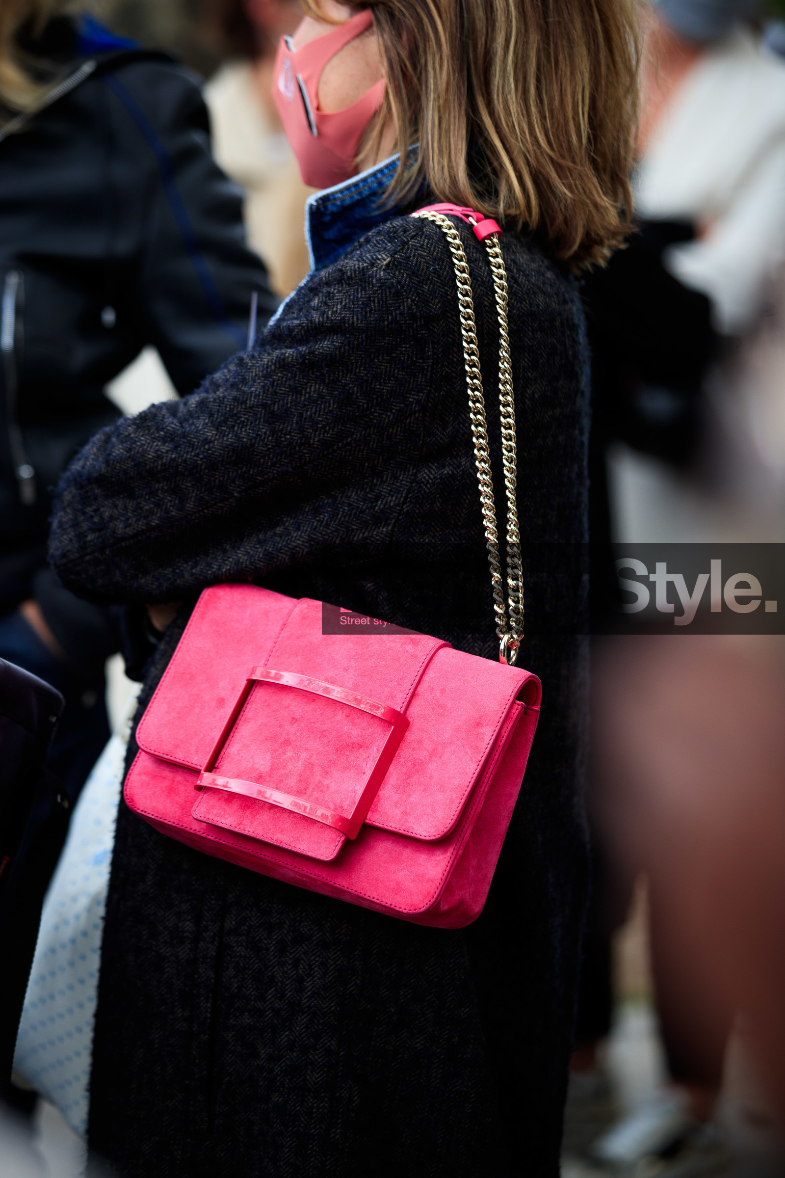 bag detail, pink bag, suede bag, pink suede bag, shoulder bag, roger vivier bag, close up detail, covid face mask, fashion week, frenchystyle, FW, jonathan paciullo, street style, PFW, PARIS, SPRING SUMMER 2021, SS 21, vertical, atmosphere details, detail