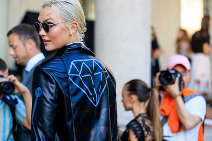 atmosphere details, black jacket, detail, fashion week, frenchystyle, FW, graphic jacket, horizontal, jonathan paciullo, karlie kloss, leather jacket, leather perfecto, MFW, MILAN, model, printed jacket, SPRING SUMMER 2018, SS 18, street style, sunglasses, wet hair