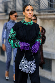 bicolor bag, black jumpsuit, fluid jumpsuit, color, glooves, prada glooves, prada look, printed bag, printed top, purple glooves, Tamara Kalinic, print, fashion week, frenchystyle, FW, jonathan paciullo, street style, SPRING SUMMER 2022, SS 22, MFW, MILAN, vertical, atmosphere details