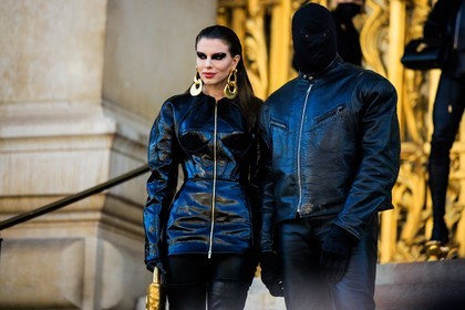 smoky eyes, schiaparelli, golden earrings, make up, mini dress, zipped dress, pattent dress, black boots, golden bag, black jacket, leather jacket, black hood, black gloves, black pants, leather pants, fashion week, frenchystyle, FW, jonathan paciullo, street style, PARIS, PFW, SPRING SUMMER 2022, SS 22, atmosphere details, detail, horizontal, julia fox, kanye west