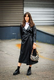 leather trench, black trench, white shirt, zebra bag, animal print bag, black derbis, black look, coperni, astrid boutrot, street style, jonathan paciullo, FW, frenchystyle, fashion week, AUTUMN WINTER 2022-2023, FALL WINTER 2022_2023, FW 22-23, PFW, PARIS, full length, vertical