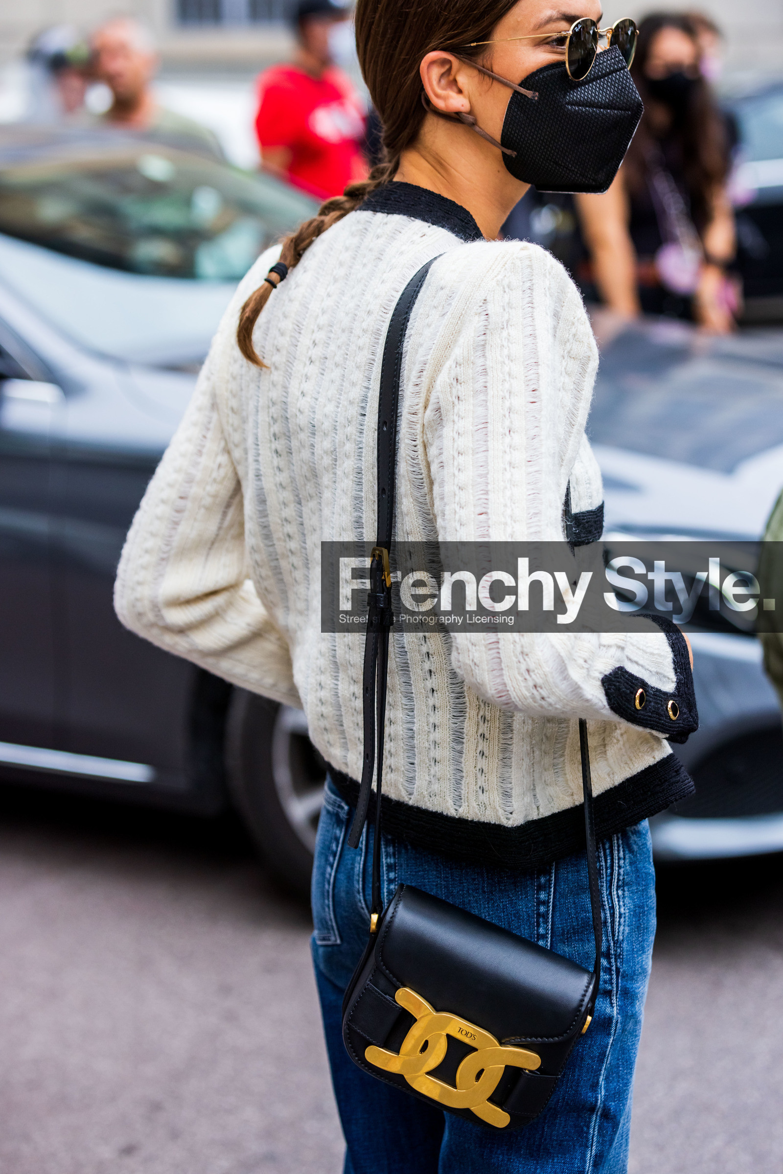 back, bag, bicolor cardigan, black bag, cardigan, denim, facial mask, jean, leather bag, round sunglasses, sunglasses, tods bag, white cardigan, wool cardigan, fashion week, frenchystyle, FW, jonathan paciullo, street style, SPRING SUMMER 2022, SS 22, MFW, MILAN, vertical, atmosphere details