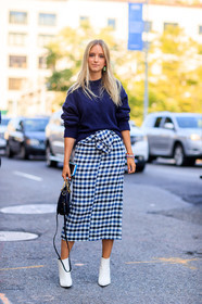 black bag, blue sweater, Charlotte Groeneveld, checked skirt, fashion week, frenchystyle, full length, FW, graphic skirt, high heels, jonathan paciullo, leather bag, leather shoes, NEW YORK, NYFW, plaid, printed skirt, SPRING SUMMER 2018, SS 18, street style, vertical, white boots