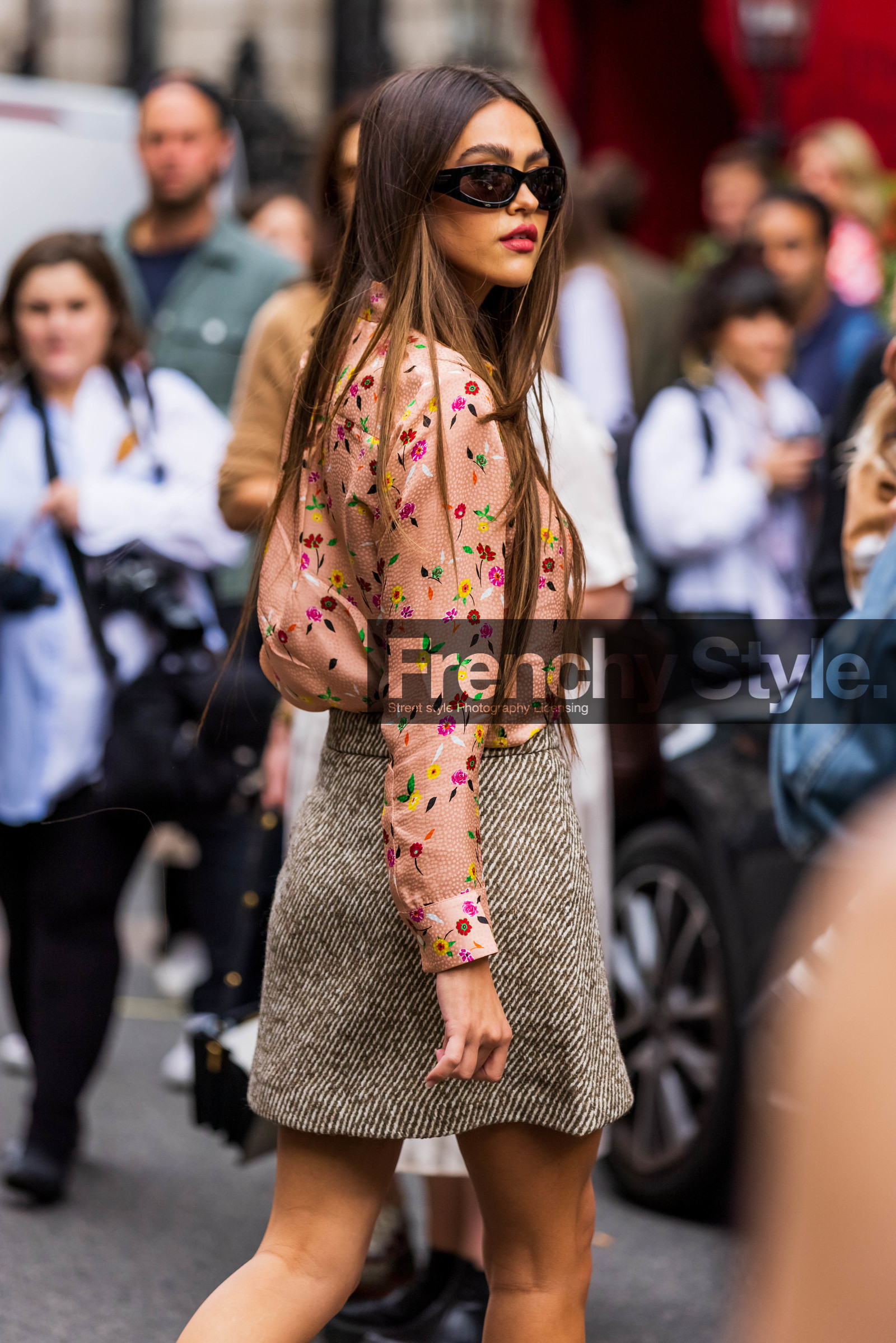 Amelia Grey, orange, mini skirt, flower print, flowers, sunglasses, shirt, blouse, fashion week, frenchystyle, FW, jonathan paciullo, street style, SS 22, SPRING SUMMER 2022, LFW, LONDON, vertical, atmosphere details, detail