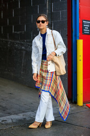 jenny walton, scale sunglasses, white jacket, white jeans, denim, denim jacket, checked skirt, multicolor skirt, asymmetrical skirt, asymetrical skirt, prada bag, shoulder bag, straw bag, shopping bag, dangling earrings, white earrings, pearl earrings, flower bracelet, diamond ring, prada shoes, plaited shoes, beige shoes, straw shoes, fashion week, frenchystyle, FW, jonathan paciullo, street style, AUTUMN WINTER 2020-2021, FALL WINTER 2020-2021, FW 20-21, vertical, full length, NYFW, NEW YORK