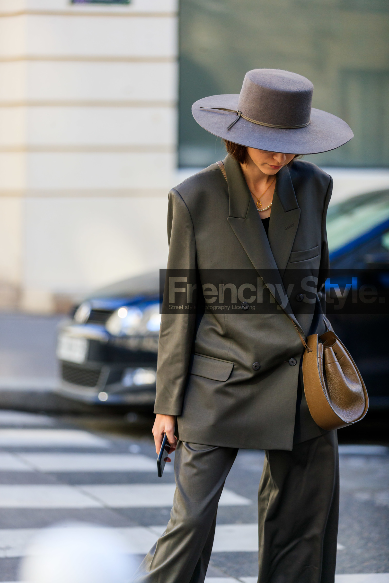 beatrice gutu, blazer, brown bag, grey hat, grey jacket, grey pants, grey suit, leather bag, trousers, fashion week, frenchystyle, FW, jonathan paciullo, street style, PFW, PARIS, AUTUMN WINTER 2019-2020, AW 19-20, FALL WINTER 2019-2020, FW 19-20, vertical, atmosphere details, detail