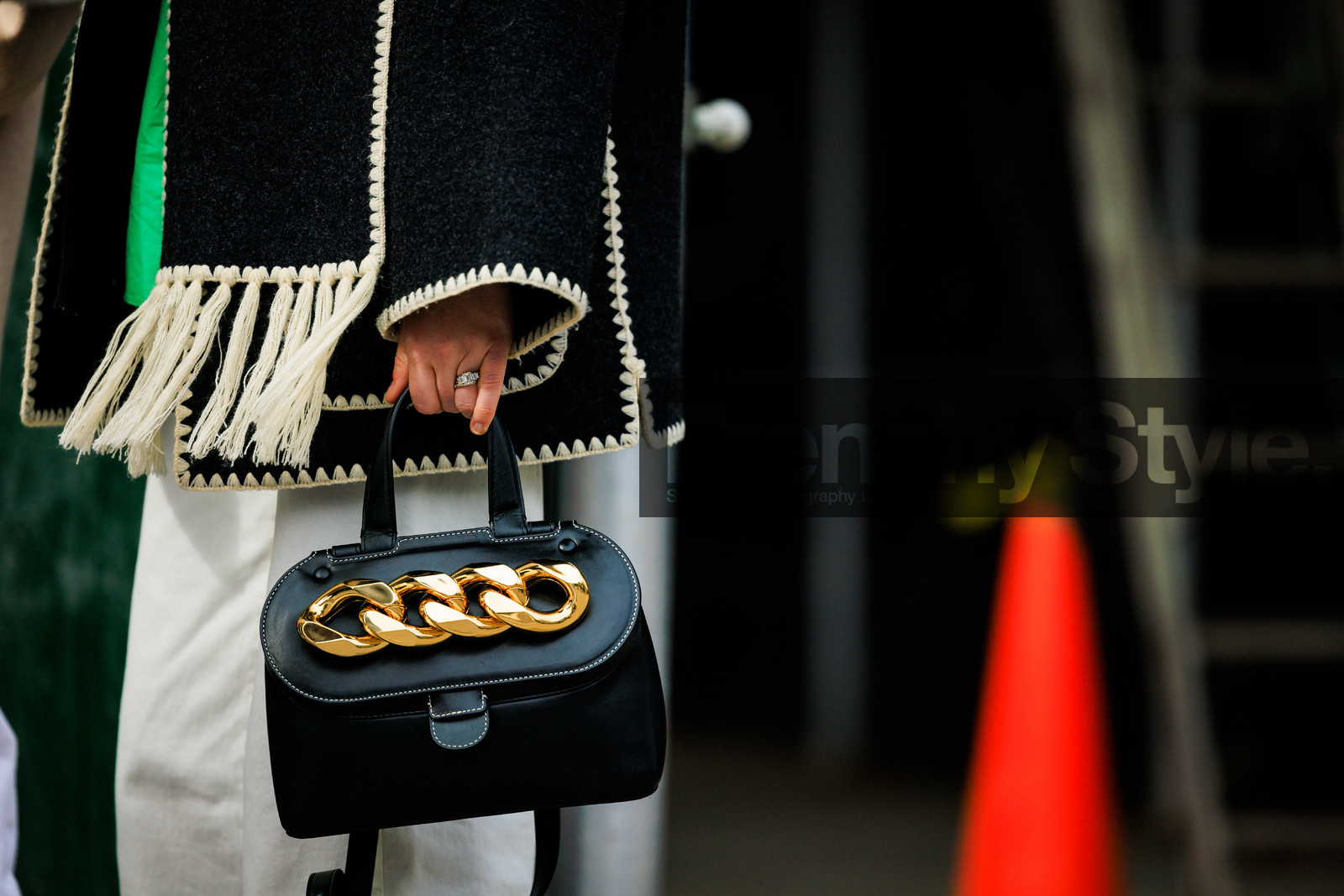 jw anderson black chain bag, details, ruffled scarf, earrings, fashion week, frenchystyle, FW, jonathan paciullo, street style, NYFW, NEW YORK, AUTUMN WINTER 2022-2023, FALL WINTER 2022_2023, FW 22-23, atmosphere details, horizontal