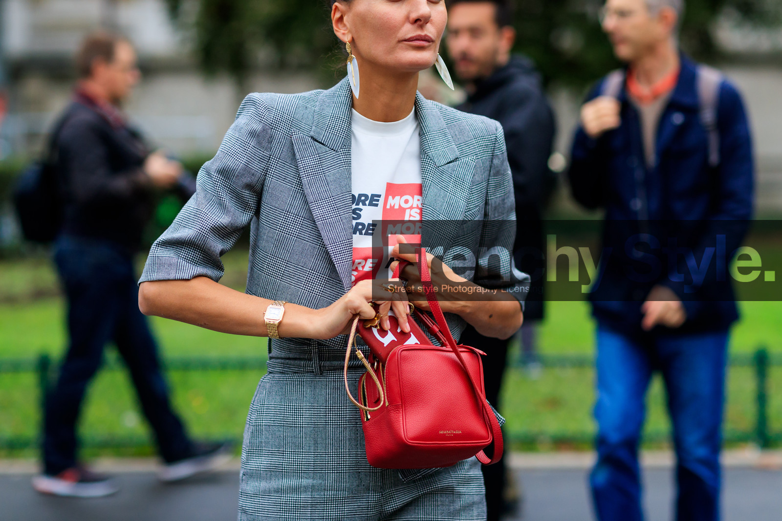 atmosphere details, blazer, checked jacket, checked pants, checked suit, cropped top, detail, earrings, fashion week, frenchystyle, FW, graphic jacket, graphic pants, graphic suit, grey jacket, grey pants, grey suit, horizontal, jonathan paciullo, leather bag, PARIS, PFW, plaid, printed jacket, printed pants, printed suit, printed t shirt, red bag, SPRING SUMMER 2018, SS 18, street style, trousers, white t shirt, giovanna battaglia