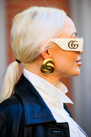 big golden creole, golden big earrings, white hait, gucci ivory glasses, sunglasses, fashion week, frenchystyle, FW, jonathan paciullo, street style, MFW, MILAN, FALL WINTER 2022_2023, AUTUMN WINTER 2022-2023, FW 22-23, vertical, atmosphere details