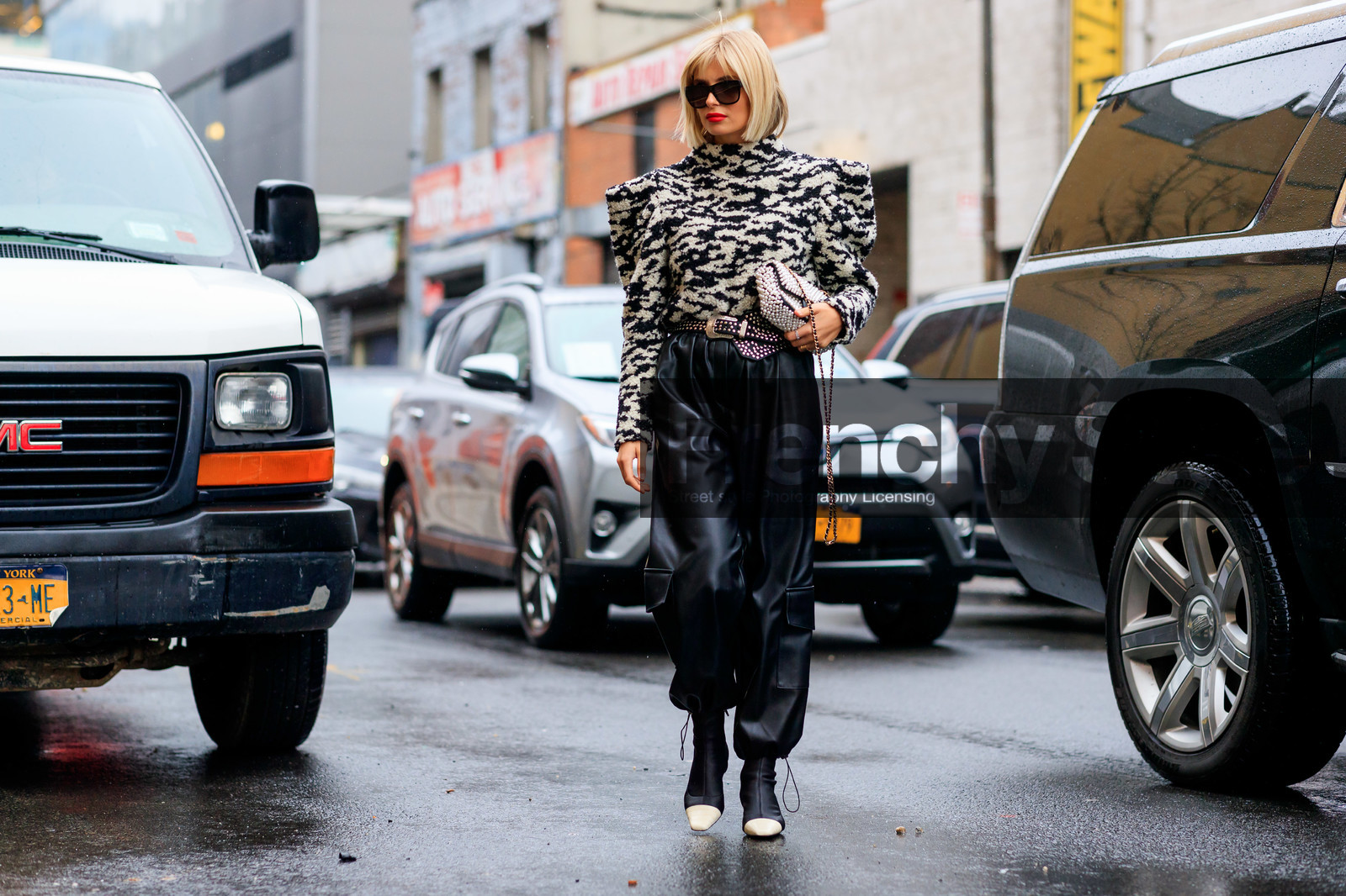 xenia adonts, black leather bag, black leather pants, black leather boots, black pullover, white pullover, oversize pullover, striped pullover, balloon sleeves, bicolor pullover, pearls bag, chanel bag, big sunglasses, big belt, studs belt, cowboy belt, acne studios shoes, carrot pants, bicolor boots, white leather boots, socks boots, fashion week, frenchystyle, FW, jonathan paciullo, street style, NYFW, NEW YORK, AUTUMN WINTER 2020-2021, FALL WINTER 2020-2021, FW 20-21, horizontal, atmosphere details, full length