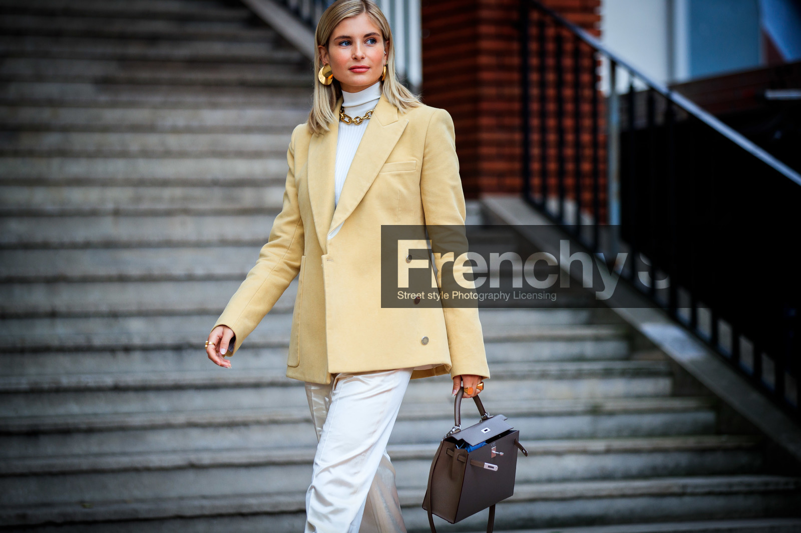 xenia adonts, light yellow jacket, beige jacket, white pullover, white pants, satin pants, turtleneck pullover, loose pants, hermes jacket, golden necklace, golden earrings, golden ring, multi earrings, big chain necklace, brown leather bag, hermes bag, kelly hermes bag, hoop earrings, mini hoop earrings, diamond earrings, white total look, beige total look, PARIS, PFW, fashion week, frenchystyle, FW, jonathan paciullo, street style, SPRING SUMMER 2021, SS 21, horizontal, atmosphere details, detail