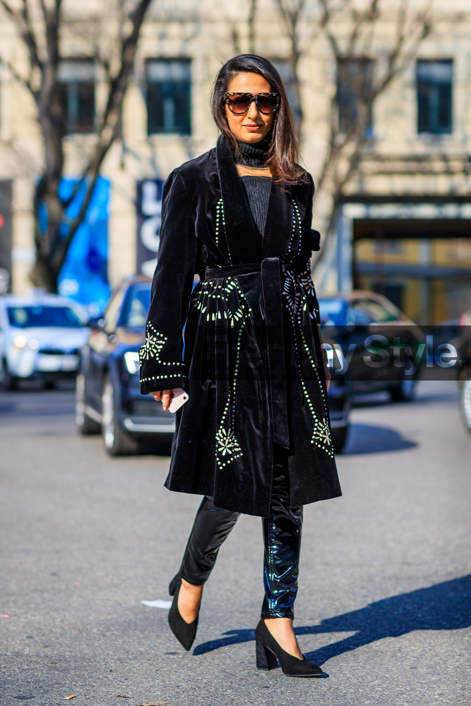 AUTUMN WINTER 2017-2018, AW 17-18, black coat, black pants, black scarf, black shoes, FALL WINTER 2017-2018, fashion week, frenchystyle, full length, FW, FW 17-18, high heels, jonathan paciullo, leather pants, leather shoes, MFW, MILAN, nausheen shah, street style, sunglasses, tone on tone, total look black, trousers, varnished leather, vertical, vinyl