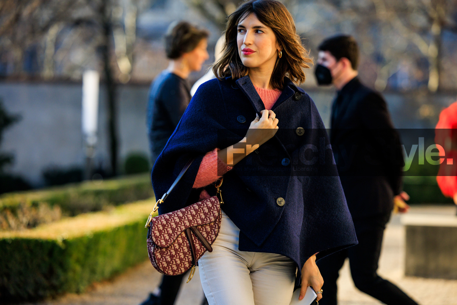 red lips, pink jumper, blue cape, white pants, saddle bag, dior bag, burgundy bag, monogram bag, classic style, ring, golden loop earrings, fashion week, frenchystyle, FW, jonathan paciullo, street style, PARIS, PFW, SPRING SUMMER 2022, SS 22, atmosphere details, detail, horizontal, jeanne damas