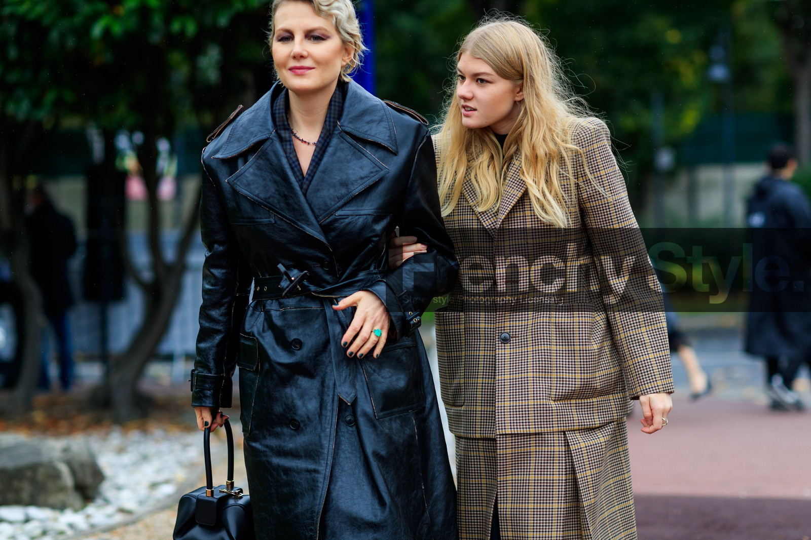 atmosphere details, black bag, black coat, black jacket, brown coat, checked coat, detail, fashion week, frenchystyle, FW, graphic jacket, horizontal, jonathan paciullo, leather bag, leather coat, long hair, PARIS, PFW, plaid, printed jacket, SPRING SUMMER 2018, SS 18, street style, tone on tone, total look black, trench coat