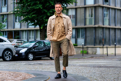 beige trench coat, beige shirt, beige total look, kaki pants, black leather derbies, burberry trench coat, fashion week, frenchystyle, FW, jonathan paciullo, street style, PFW, PARIS, SPRING SUMMER 2022, SS 22, horizontal, atmosphere details, full length