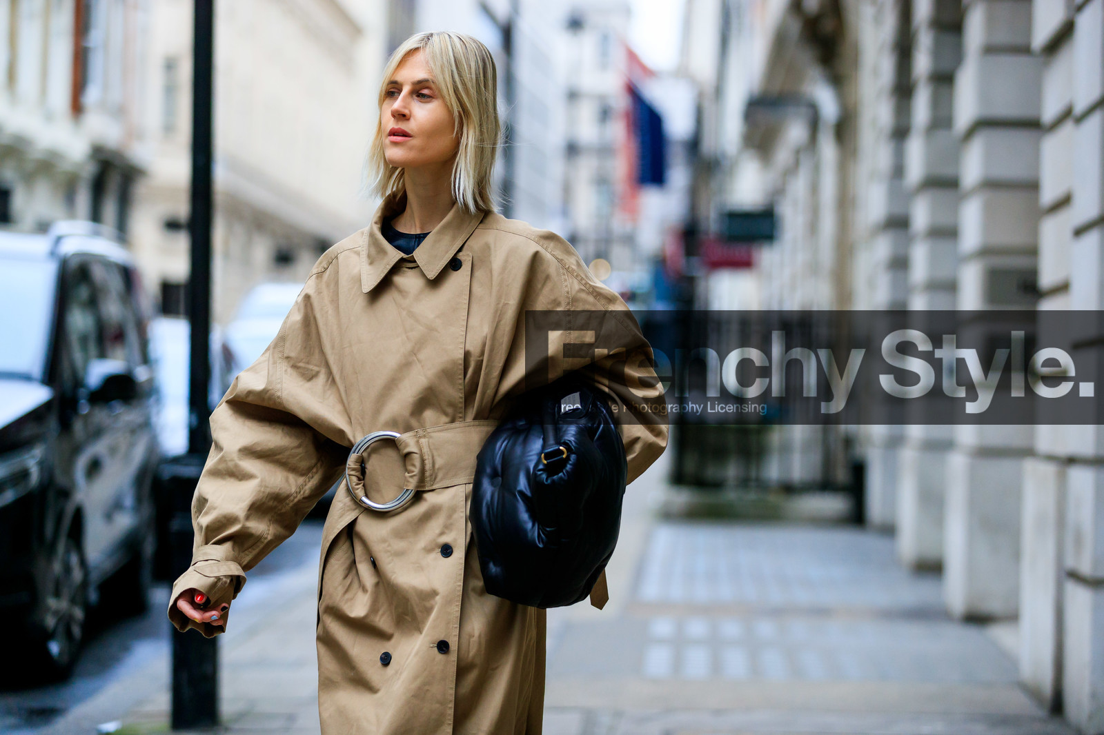 beige coat, black bag, leather bag, linda tol, maison martin margiela, trench coat, street style, jonathan paciullo, FW, frenchystyle, fashion week, LFW, LONDON, AUTUMN WINTER 2019-2020, AW 19-20, FW 19-20, FALL WINTER 2019-2020, horizontal, atmosphere details, detail