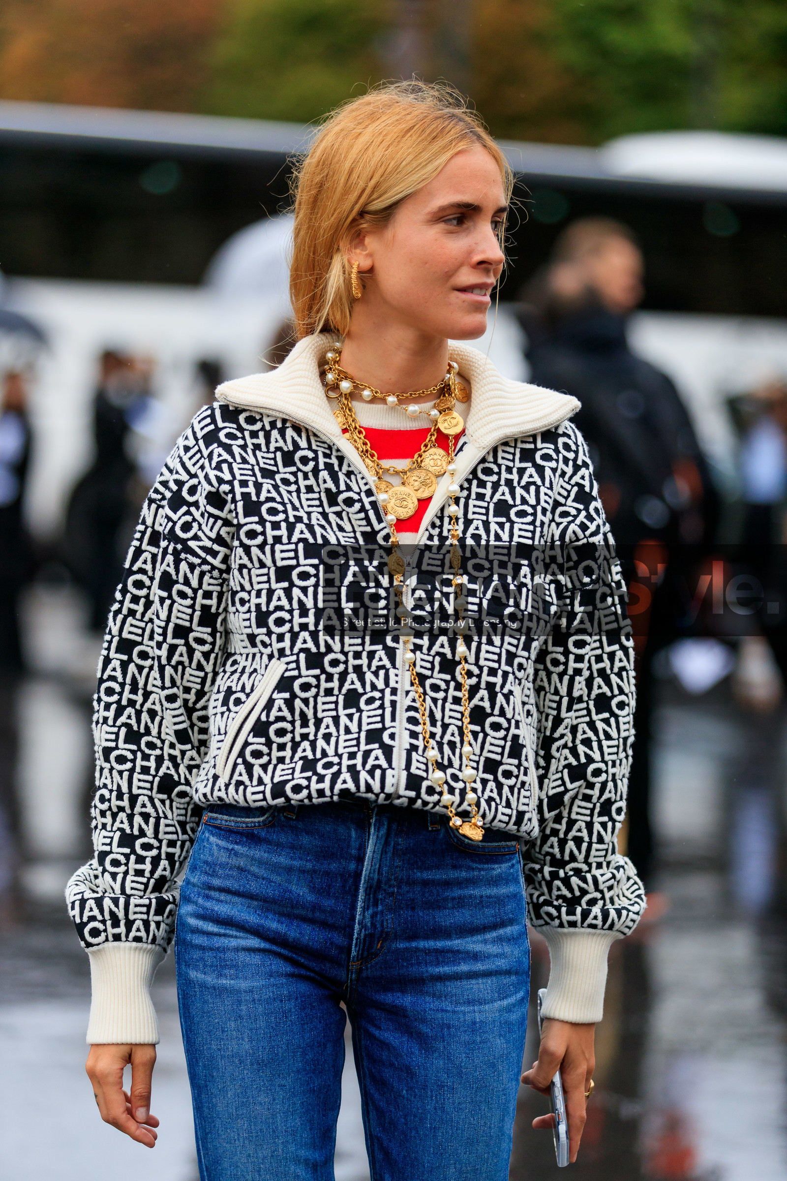 blanca miro scrimieri, chanel jacket, chanel necklace, black jacket, white jacket, monogrammed jacket, zipped jacket, golden necklace, pearl necklace, multi necklace, long necklace, charms necklace, blue jeans, PARIS, PFW, SPRING SUMMER 2020, SS 20, fashion week, frenchystyle, FW, jonathan paciullo, street style, vertical, atmosphere details, detail