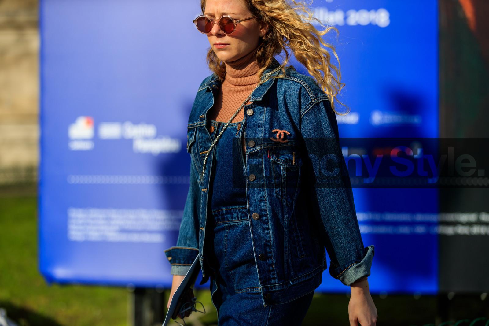 blue denim, camel sweater, chanel, denim jacket, denim overall, denim pants, jeans, sunglasses, trousers, turtleneck sweater, street style, jonathan paciullo, FW, frenchystyle, fashion week, PFW, PARIS, AUTUMN WINTER 2018-2019, FALL WINTER 2018-2019, FW 18-19, horizontal, atmosphere details