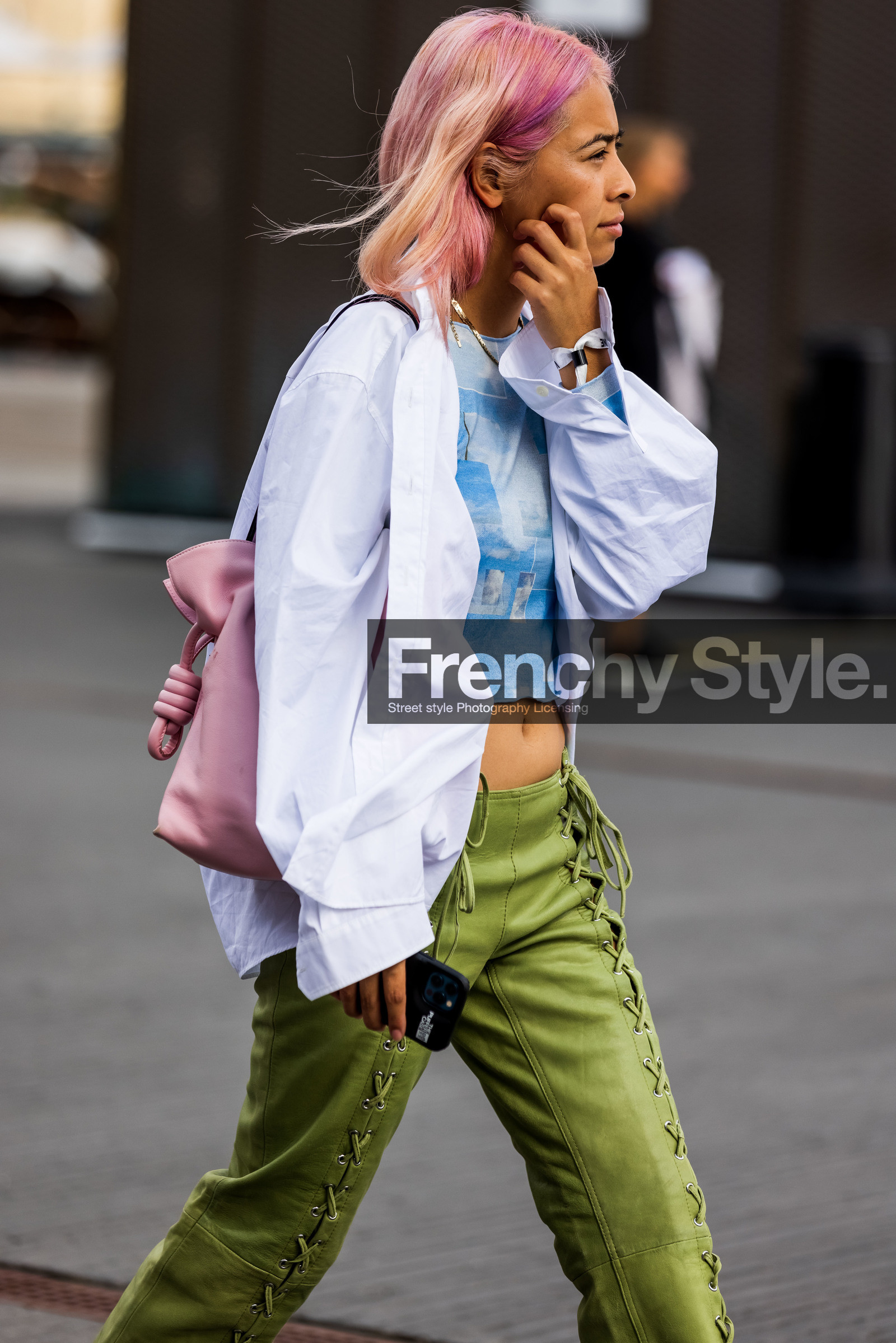 Michelle Ellie, dyed hair, pink hair, pink leather bag, light pink leather bag, shoulder bag, loewe bag, knot details bag, green leather pants, laced pants, light blue top, light blue t-shirt, cropped top, printed top, printed t-shirt, white shirt, fashion week, frenchystyle, FW, jonathan paciullo, street style, SPRING SUMMER 2022, SS 22, COPENHAGEN, CPHFW, vertical, atmosphere details