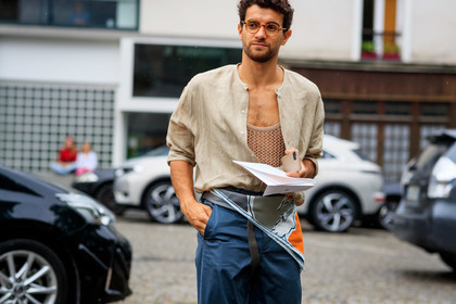 beige shirt, round shape glasses, beige top, fishnet top, scarf, scarf belt, printed scarf, grey scarf, orange scarf, fashion week, frenchystyle, FW, jonathan paciullo, street style, PFW, PARIS, SPRING SUMMER 2022, SS 22, horizontal, atmosphere details, detail