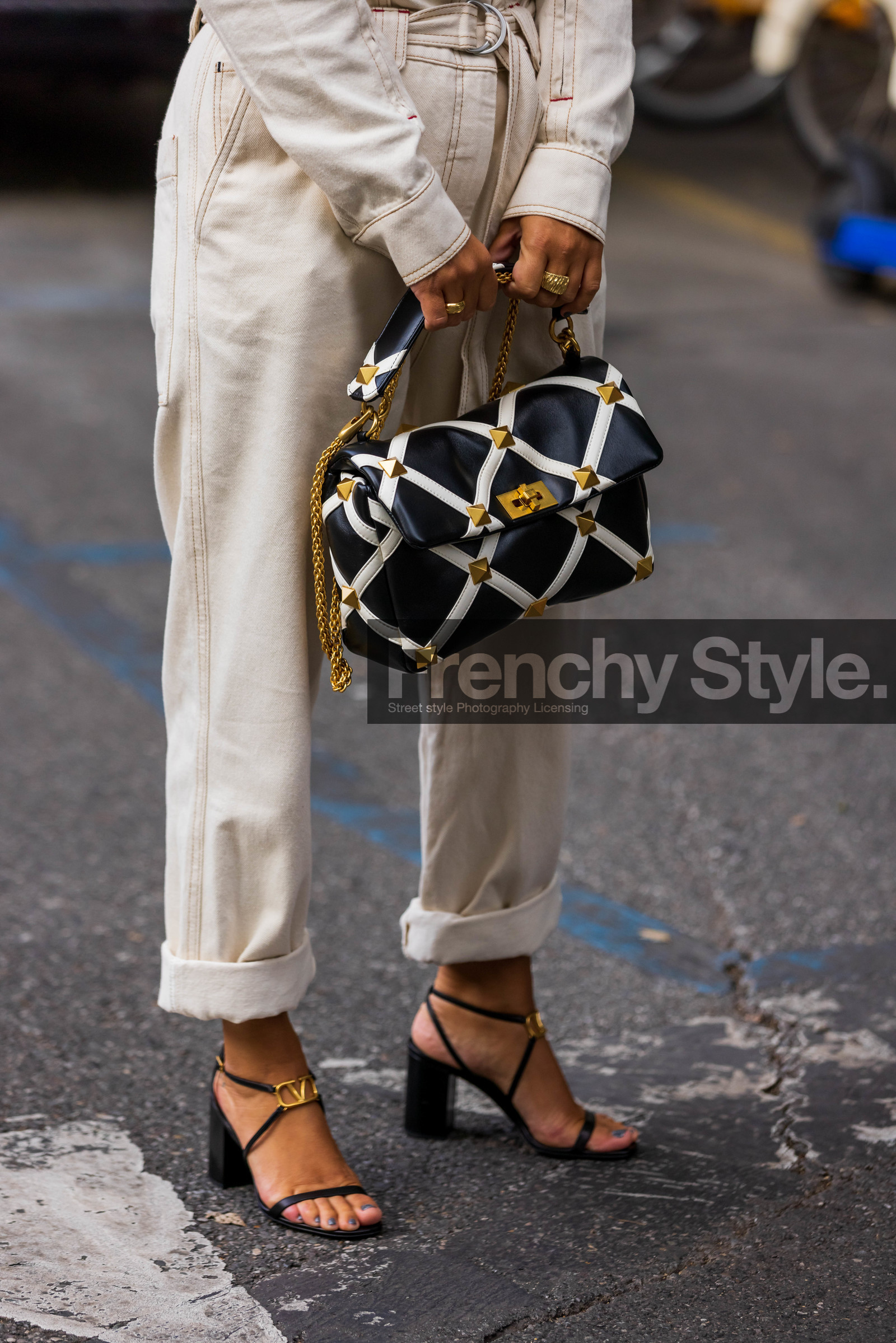 bag, bicolor, bicolor bag, black bag, black sandals, black shoes, cream denim, cream jean, cream jumpsuit, denim, denim jumpsuit, detail, gold chain, gold rings, jeans, leather bag, rings, sandals, strapped sandals, valentino bag, valentino shoes, white bag, fashion week, frenchystyle, FW, jonathan paciullo, street style, MFW, MILAN, SPRING SUMMER 2022, SS 22, vertical, atmosphere details