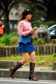 black sunglasses, loewe top, pink top, mini skirt, corset belt, denim belt, denim skirt, pink socks, brown boots, maria bernad, street style, jonathan paciullo, FW, frenchystyle, fashion week, AUTUMN WINTER 2022-2023, FALL WINTER 2022_2023, FW 22-23, PFW, PARIS, full length, vertical