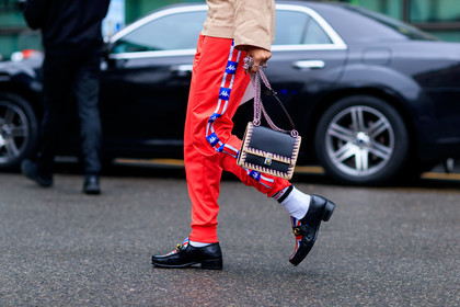 atmosphere details, AUTUMN WINTER 2017-2018, AW 17-18, beige top, black bag, black shoes, detail, FALL WINTER 2017-2018, fashion week, frenchystyle, FW, FW 17-18, graphic bag, gucci, horizontal, jan-michael quammie, jonathan paciullo, leather bag, leather shoes, leather top, MFW, MILAN, red pants, street style, sweatpants, trousers, vêtements, white socks