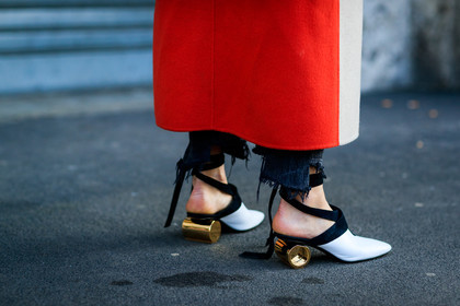 atmosphere details, AUTUMN WINTER 2017-2018, AW 17-18, back detail, black and white shoes, black denim, denim pants, detail, FALL WINTER 2017-2018, fashion week, frenchystyle, FW, FW 17-18, golden heel, horizontal, jeans, jonathan paciullo, jw anderson, leather shoes, MFW, MILAN, red coat, street style, trousers
