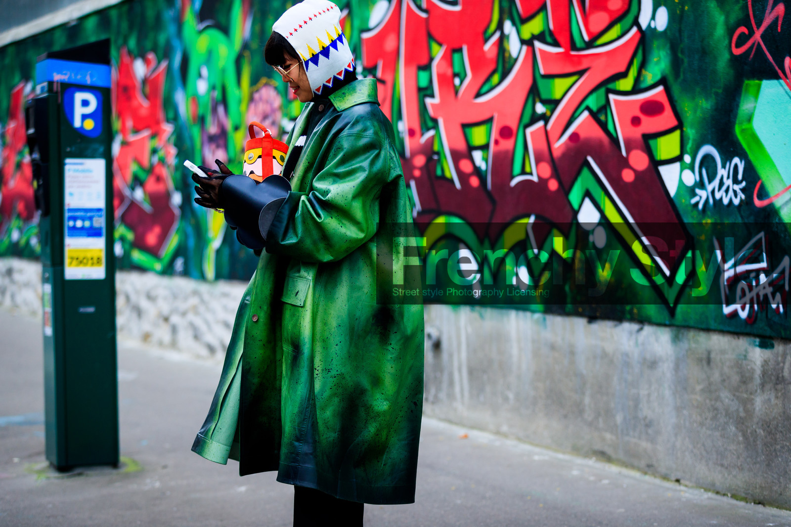 black gloves, graphic bag, graphic jacket, green coat, hood, leather bag, leather gloves, printed bag, printed jacket, red bag, sunglasses, fashion week, frenchystyle, FW, jonathan paciullo, street style, PFW, PARIS, AUTUMN WINTER 2018-2019, FALL WINTER 2018-2019, FW 18-19, horizontal, atmosphere details, leaf greener