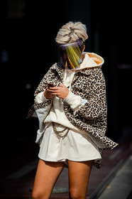 leopard printed jacket, white leather shorts, white hoodie, mini shorts, chain belt, silvered belt, covid face mask, street style, jonathan paciullo, FW, frenchystyle, fashion week, MFW, MILAN, SPRING SUMMER 2021, SS 21, vertical, detail